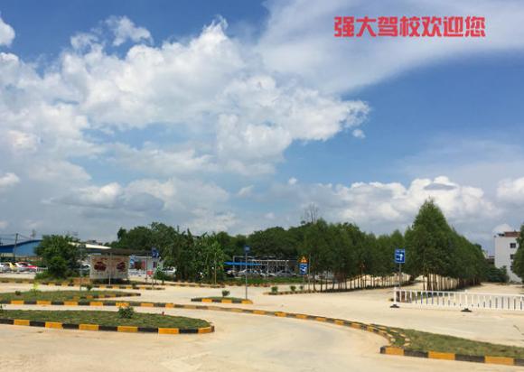 南寧強大駕校